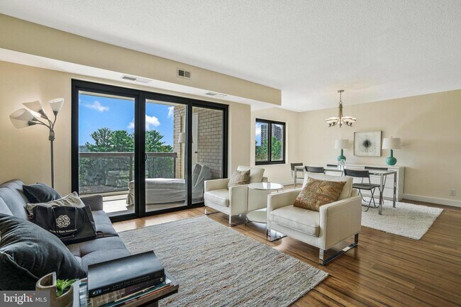 Building Photo - 203 Yoakum Pkwy