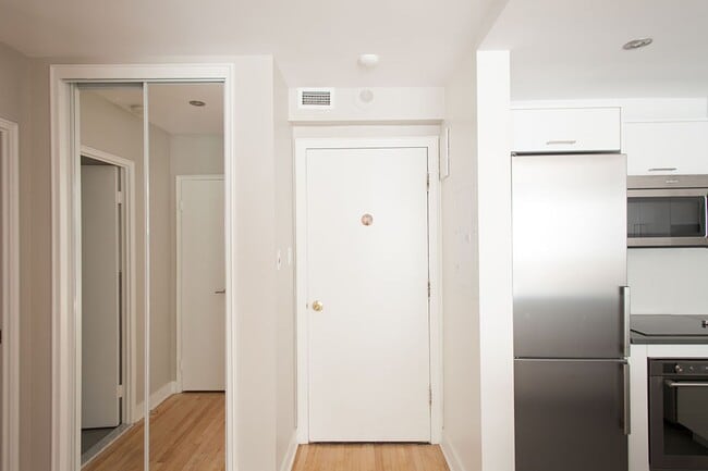 Building Photo - 3495 Rue de la Montagne