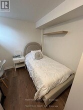 Building Photo - 10 Green Manor Cres