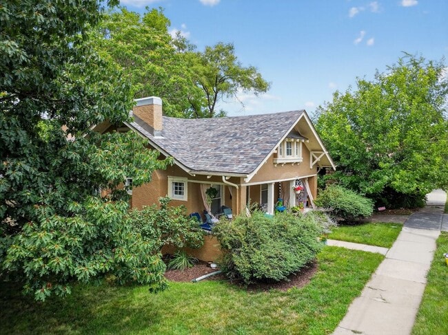 Building Photo - Great 3 Bedroom & 2 Full Baths In GREAT South Plaza Location