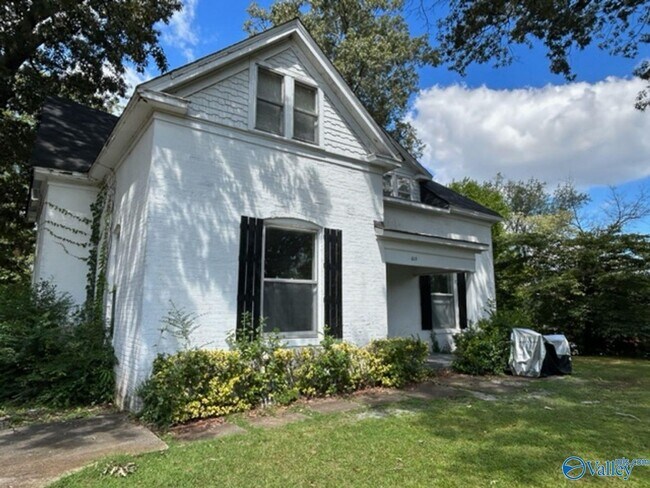 Building Photo - 615 Memorial Dr SW