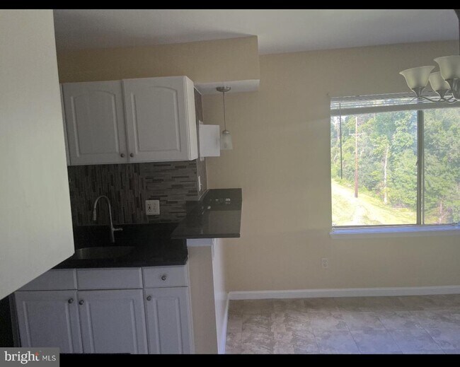 Foto del edificio - 11218 Cherry Hill Rd