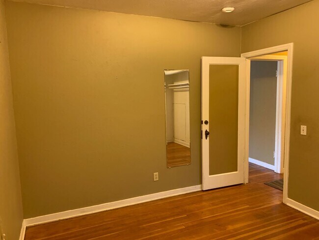 Building Photo - Cute 3 bedroom with central air conditioni...