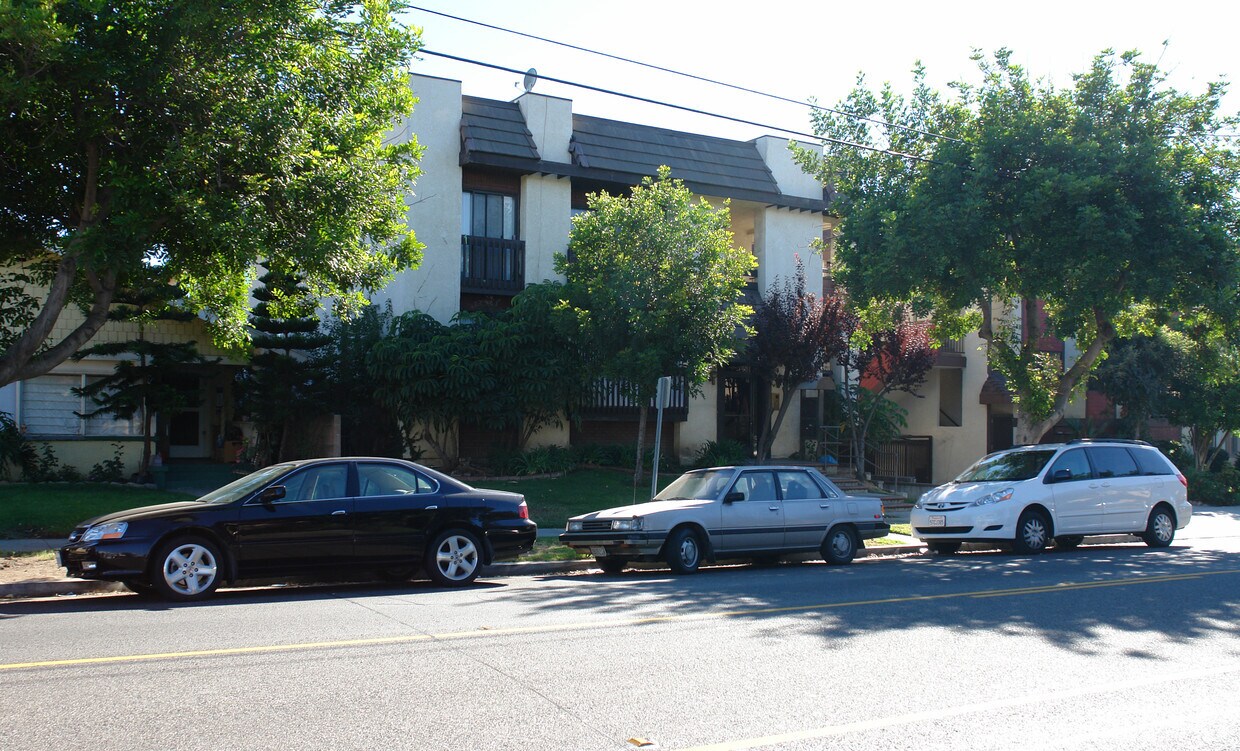 Building Photo - 1328 E Wilson Ave