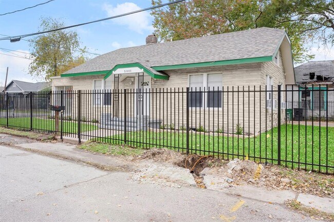 Foto del edificio - 5001 McKinney St