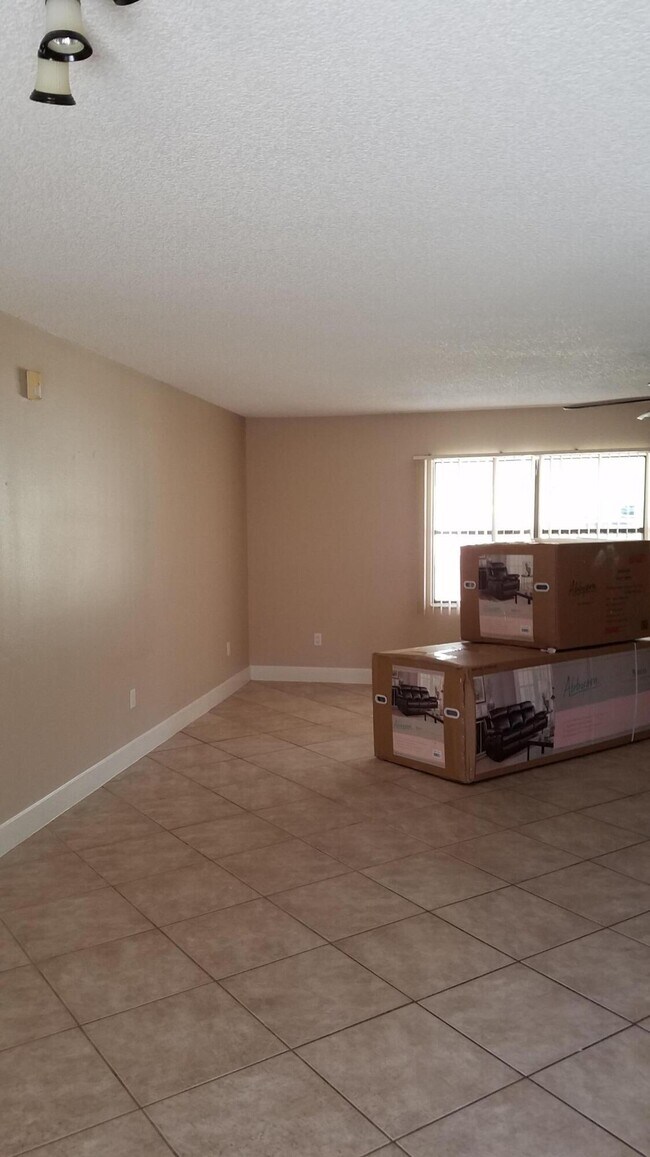 Building Photo - 4655 Seville Ave