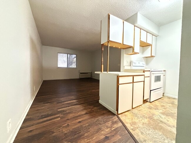 Building Photo - 1 Bedroom, 1 Bath Apartment at the Brooksi...