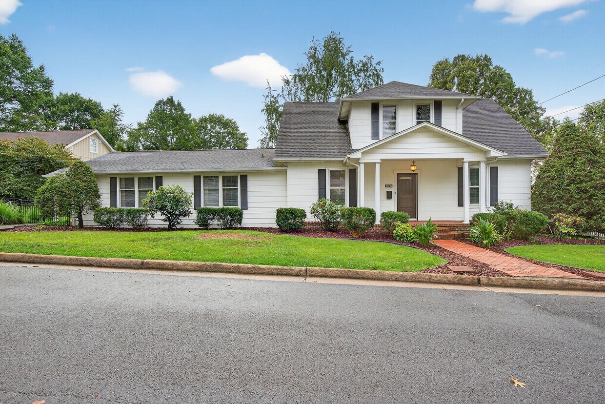 Foto principal - Charming 4BR / 3BA Historic Home with Big ...
