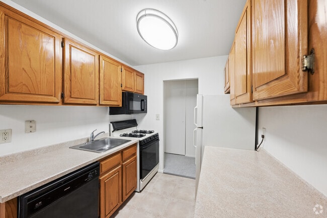 2BR, 1BA - 1,075SF - Kitchen - Heatherwood House at Ronkonkoma