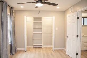 Building Photo - 114 Oak St