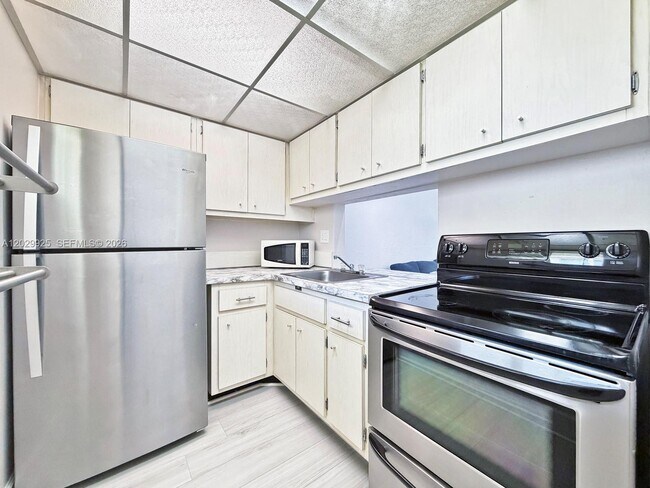 Building Photo - 8601 SW 68th Ct