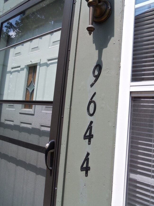 Building Photo - Great Littleton Location! 2 bedroom, 1 bat...