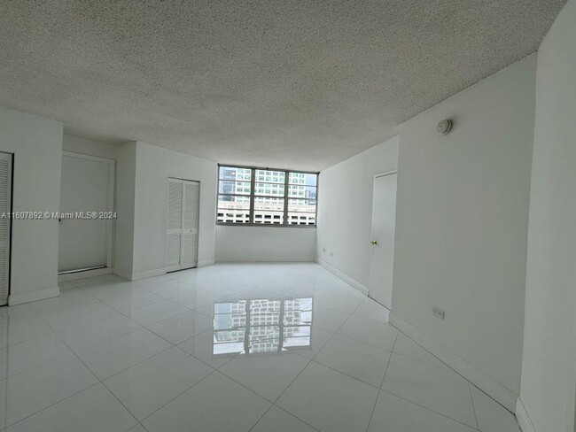 Foto del edificio - 801 Brickell Bay Dr