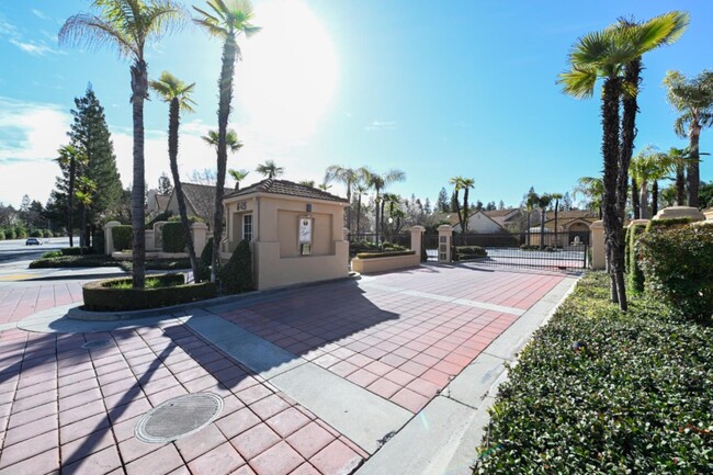 Foto del edificio - 645 E Champlain Dr