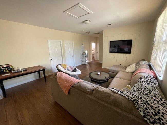 Foto del edificio - LARGE PRICE DROP! Old Town College Park --...