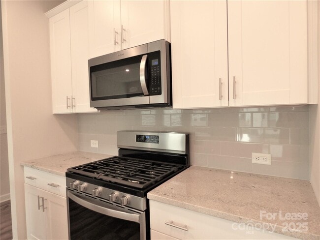 Building Photo - 1057 Red Apple St