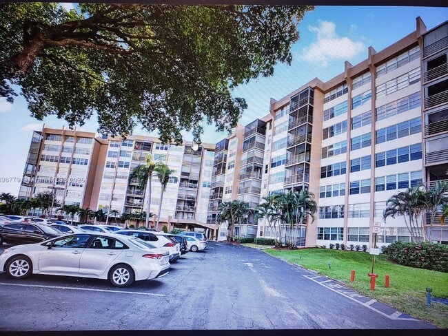 Building Photo - 1200 Saint Charles Pl