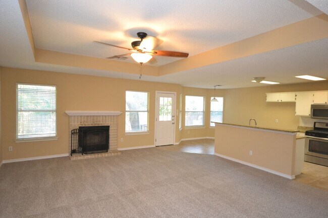 Building Photo - 3 Bedroom 2 Bath in Carriage Hills