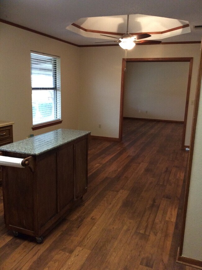 Building Photo - Single-Family Home: 3 bed, 2 bath