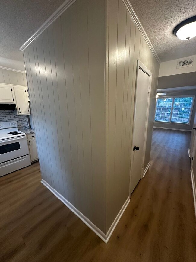 Foto del edificio - Beautiful 2 Bedroom 1.5 Bath townhome Clos...