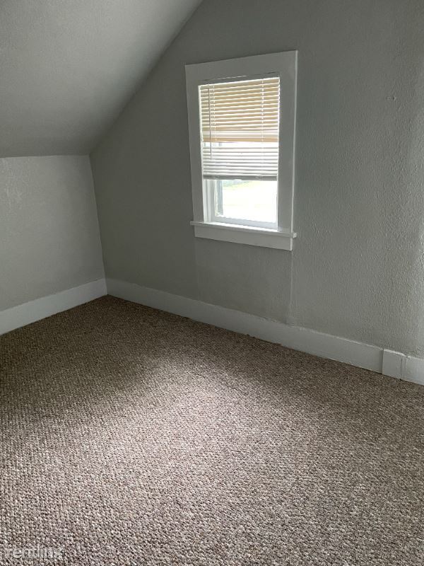 Building Photo - 3 br, 1 bath House - 920 E 6th St