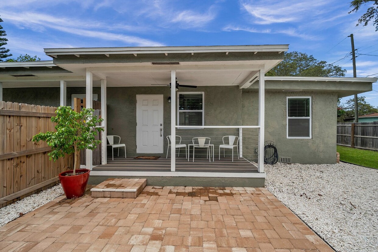 Foto principal - Charming Two-Bedroom Home with a Fenced Ba...