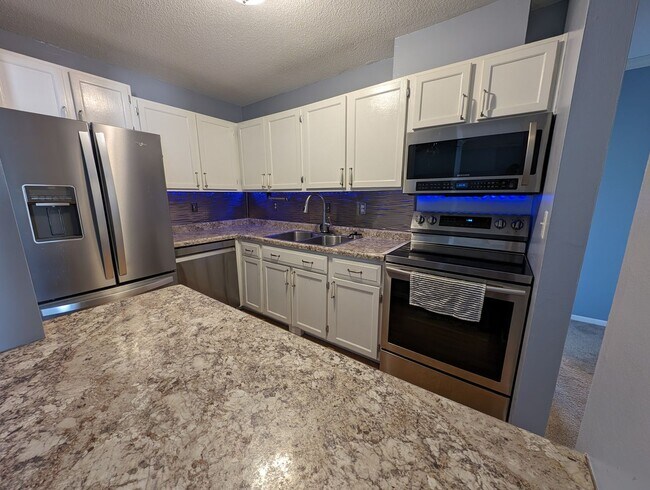 Foto del edificio - Updated 2bd/1ba Condo w/ Pool & Heated Par...