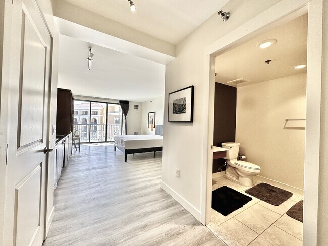 Foto del edificio - Beautiful luxury high rise studio condo fo...