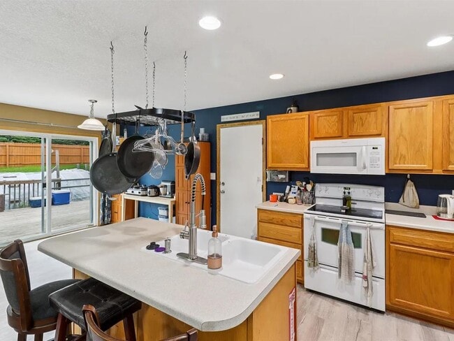 Building Photo - 4103 SW Westview Dr