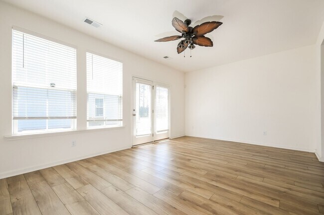 Foto del edificio - 438 Trotters Ln
