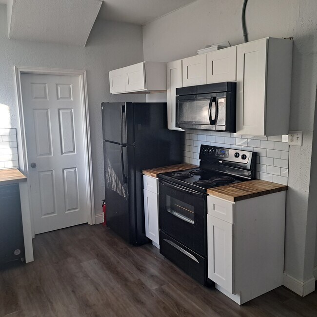 Building Photo - 909 Sims Ave