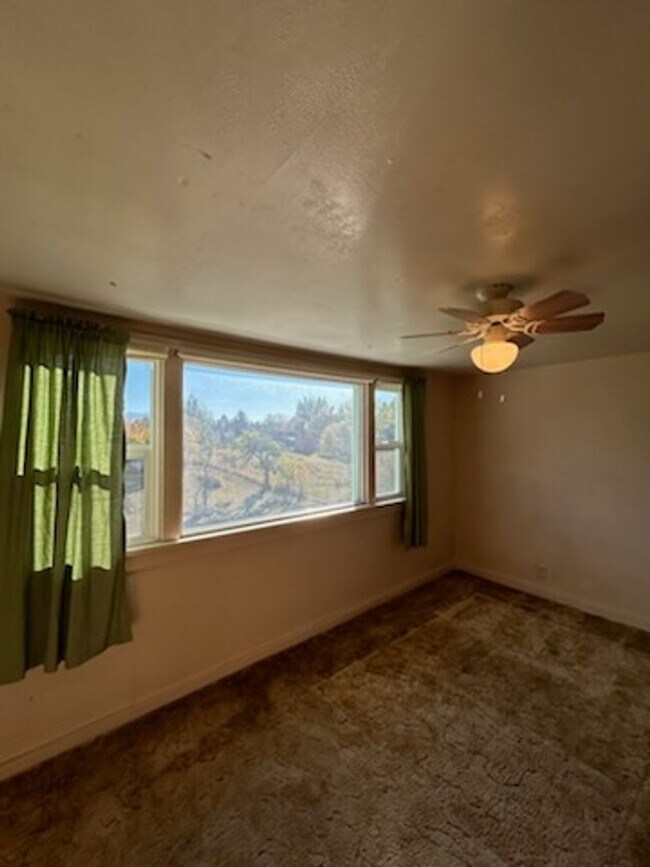 Building Photo - Charming 4 Bedroom Home!
