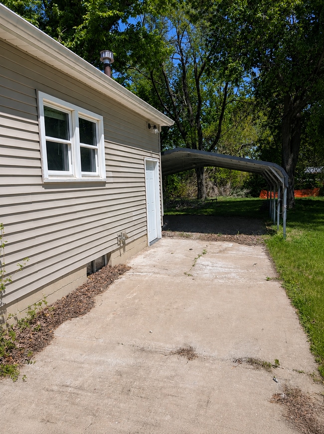 Building Photo - Cozy 2 Bedroom Home With Covered Parking in East Moline!