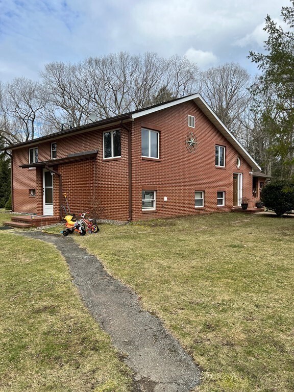 32 Rydberg Terrace Unit 2, Auburn, MA 01501 Room for Rent in Auburn