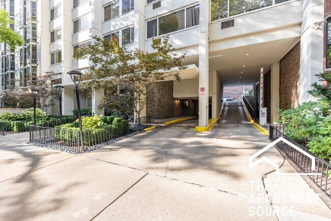 Building Photo - 1358 N Dearborn St
