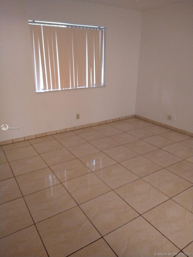 Building Photo - 2641 Riverside Dr