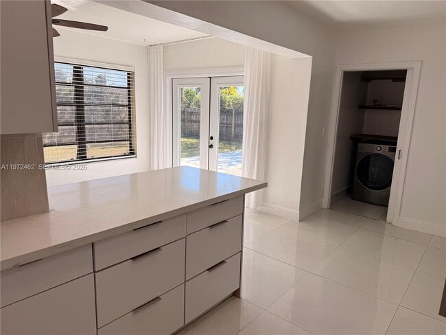 Building Photo - 2818 Bahama Dr