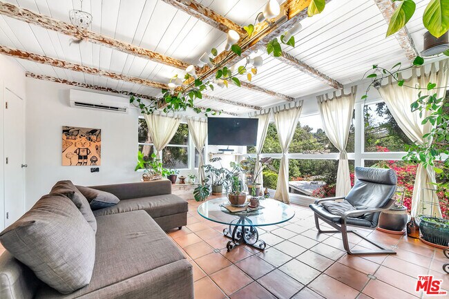 Foto del edificio - 8869 Lookout Mountain Ave