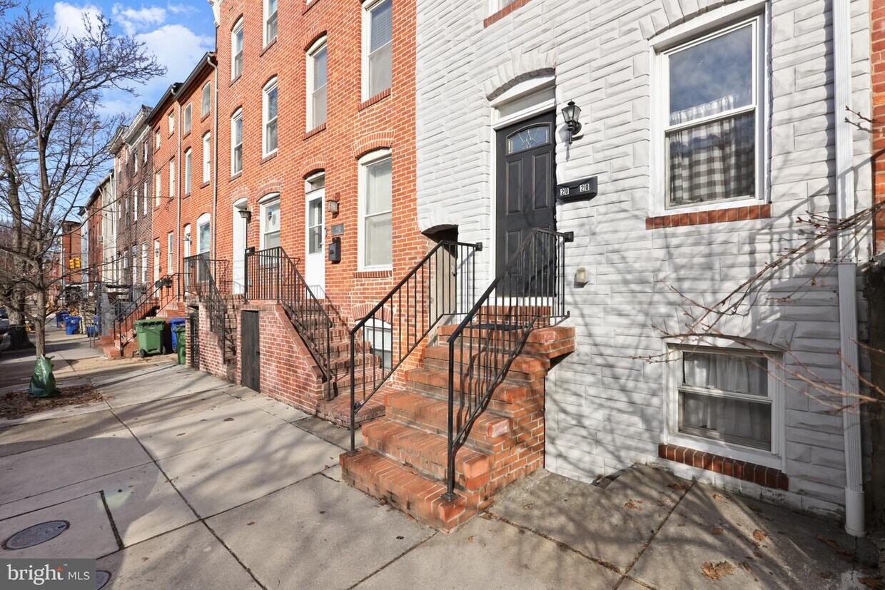 Primary Photo - 2020 Bank St