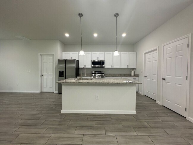 Foto del edificio - Newly Constructed Modern 4 Bed 2 Bath Home!!