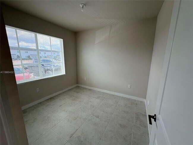 Foto del edificio - 1014 W Davis Pkwy