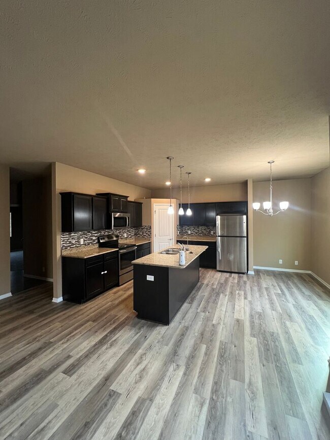 Foto del edificio - 1/2 month off moving special if move in prior to 02/15/2026 - Beautiful 3 bed 2 bath house w 2 ca...