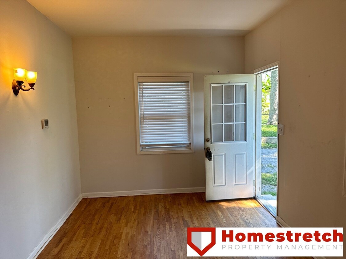 Foto principal - Charming Two Bedroom Home Coming Available...