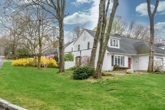 Building Photo - 10 Homeward Ln