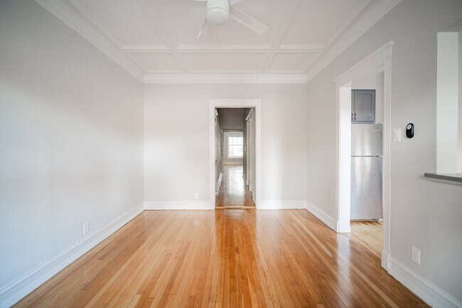 Building Photo - 636 W Buckingham Pl
