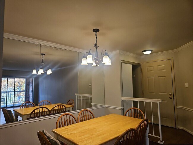 Foto del edificio - Bright and Cozy 1 Bed 1 Bath Condo In With Balcony In Vibrant Burke Cove