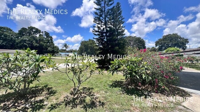 Building Photo - 904 Hall St