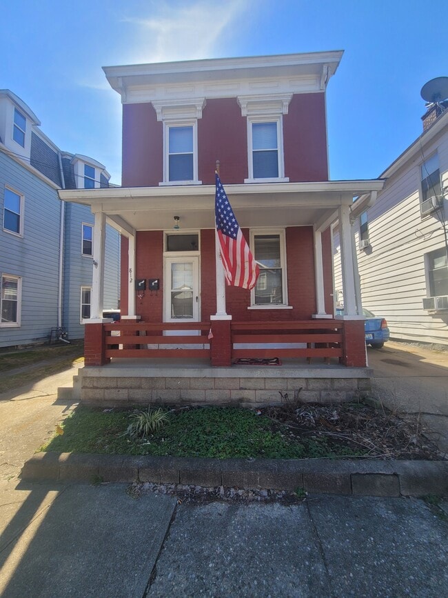 Building Photo - 812 6th Ave