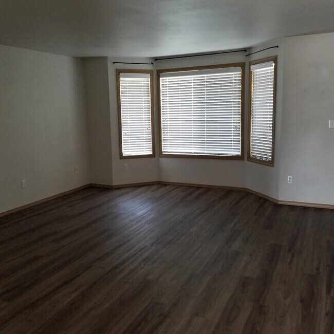 Building Photo - 6508 Robinson Dr