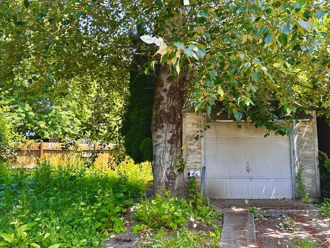 Building Photo - Spacious 3BR 2BA | 3-Level Home in Renton